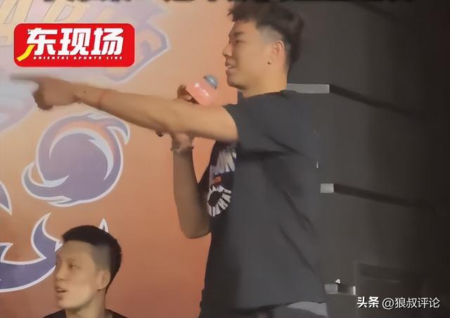 痛失好局,瑞士主帅雅金在球队被卡塔尔绝平后怒摔水瓶