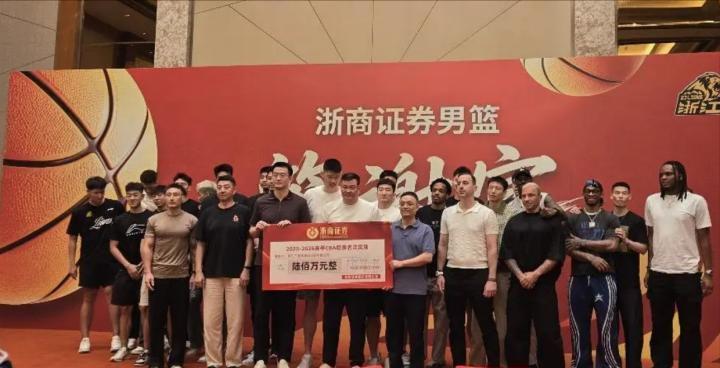 学霸港姐王嘉慧晒美照 颜值体态双在线气质出众