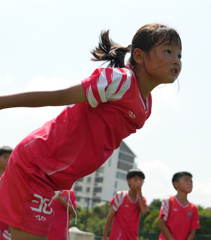 总冠军奖杯就位 尼克斯G5冲冠