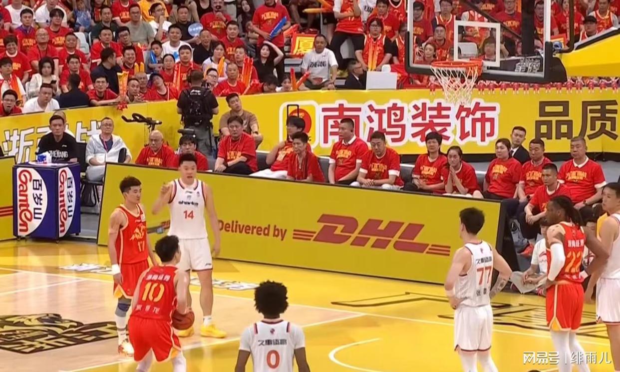 尼克斯球星的双胞胎接管发布会，萌娃抢尽风头