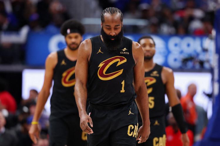 绝妙,湖人队新阵容被NBA评论员比尔·西蒙斯起绰号“Snowtime”