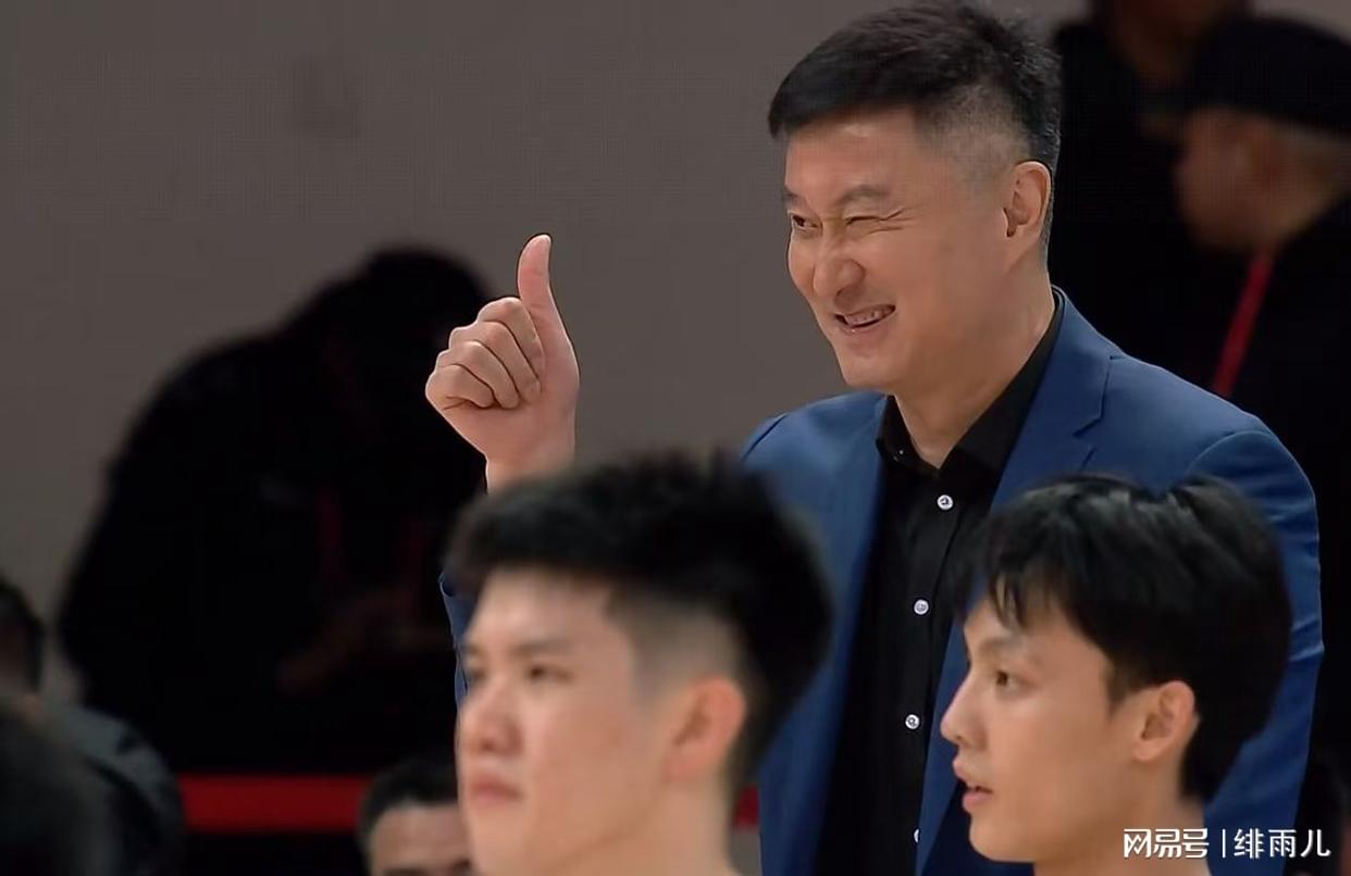 湖人终于开窍!欲3换1引进顶级内线,三巨头成雏形,詹姆斯尴尬