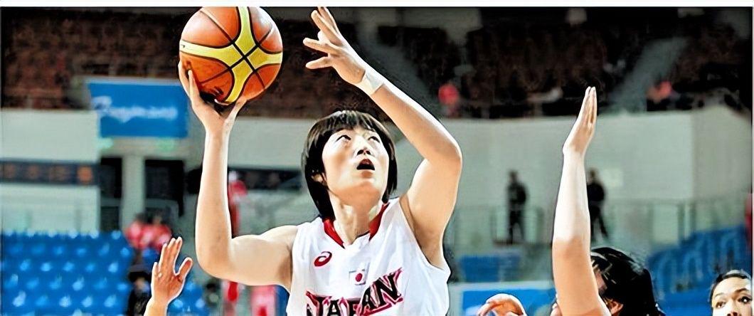 马刺队友谴责尼克斯球迷扔鸡蛋 文班亚马本人却无所谓