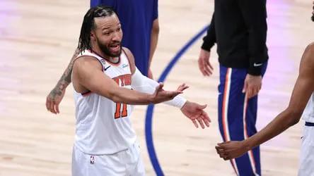 布伦森独扛45分!尼克斯时隔53年再捧NBA总冠军奖杯